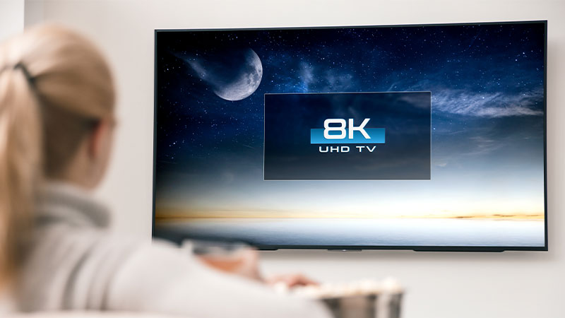 ragazza che guarda TV 8K